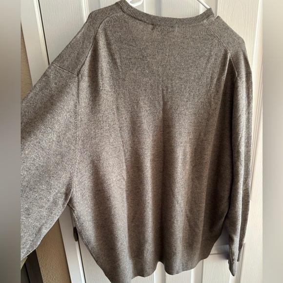 Daniel Cremieux 100% cashmere sweater
Men’s XXL
Gray
Beautiful and Soft! - Picture 3 of 5